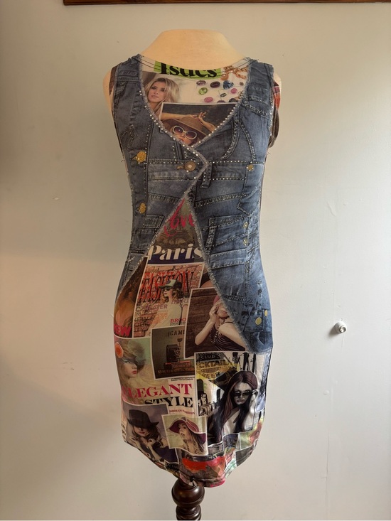 La donna Dresses & Skirts - Sleeveless Mini Dress with Faux Denim Vest & Magazine Print - Blue Multi